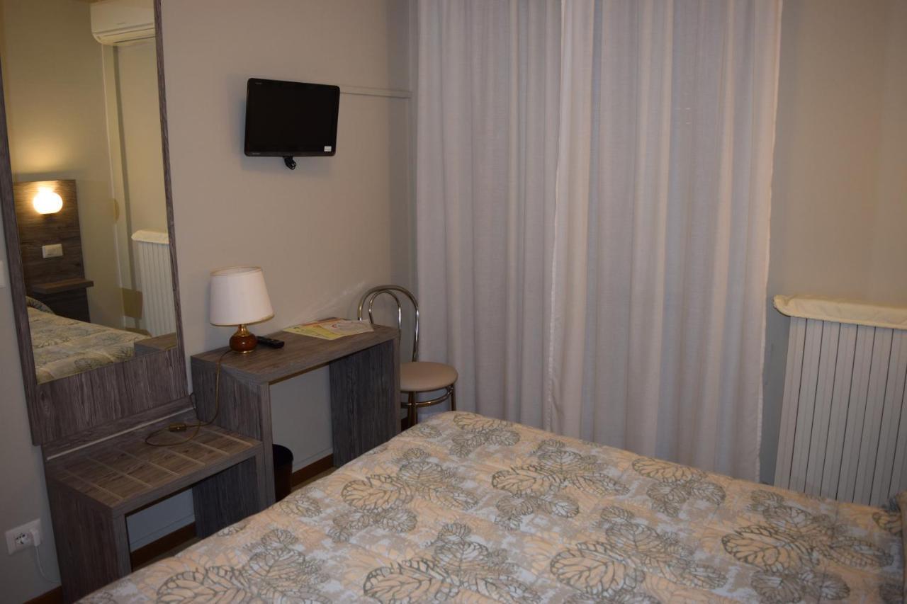 Hotel Pilotto Пескьера-дель-Гарда Экстерьер фото